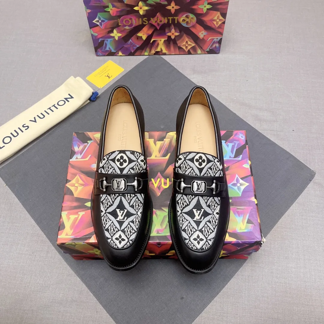 p440【LV】《Lv leather shoes are a must-have for trendy men. 👟Strong European fashion atmosphere. Generous shoe last. High-end quality. Fully imported first-layer cowhide. Sheepskin lining. Comfortable on the feet. Lightweight rubber outsole is thick and comfortable. 👍👍Its unique talent lies in its unremitting pursuit of innovation. 0️⃣0️⃣2️⃣ Code number 39 to 44 (Can be customized for 38.45) No. 0117